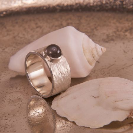 Breiter Ring mit Mondstein grau